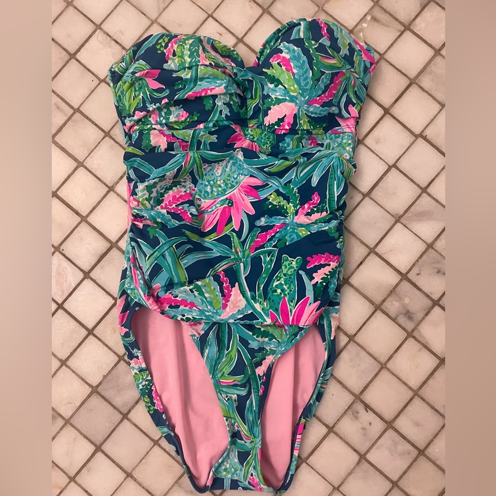 Lilly Pulitzer Flamenco One Piece Swimsuit 🩱 size 8. Print- Sweet Escape
